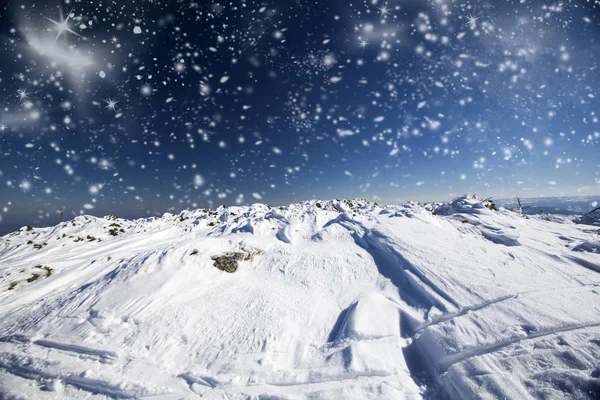 Dağlarda karlı hilside — Stok fotoğraf