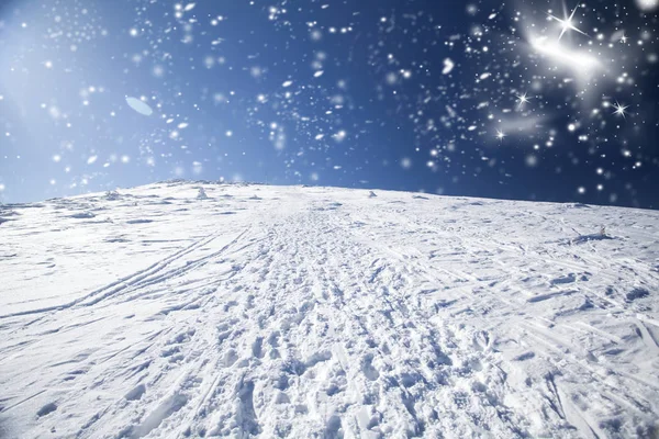 Snöiga hilside i bergen — Stockfoto
