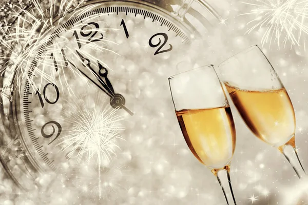 Brýle s šampaňským a hodiny blízko k půlnoci — Stock fotografie