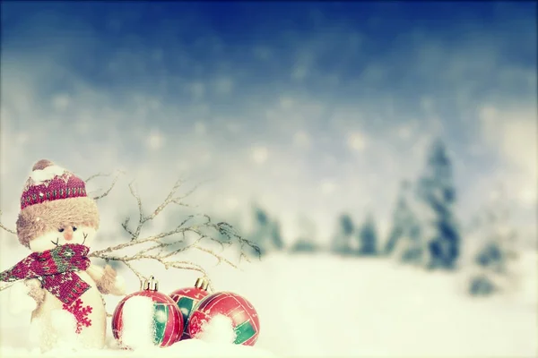 Kerstdecoratie met Santa Claus beeldje in de sneeuw — Stockfoto