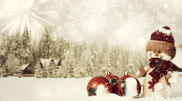 在雪中的圣诞老人公仔圣诞装饰 — 图库照片