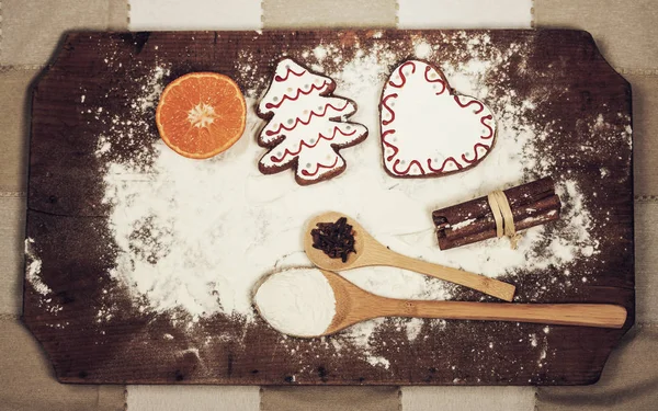 Galletas de jengibre ingieres y harina — Foto de Stock