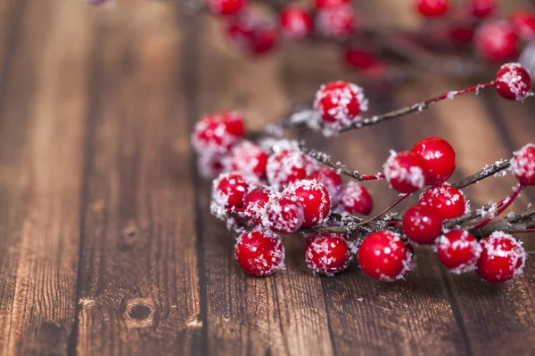 Weihnachtskranz aus roten Beeren — Stockfoto