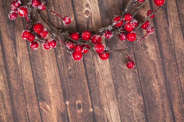 Weihnachtskranz aus roten Beeren — Stockfoto