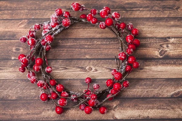 Weihnachtskranz aus roten Beeren — Stockfoto