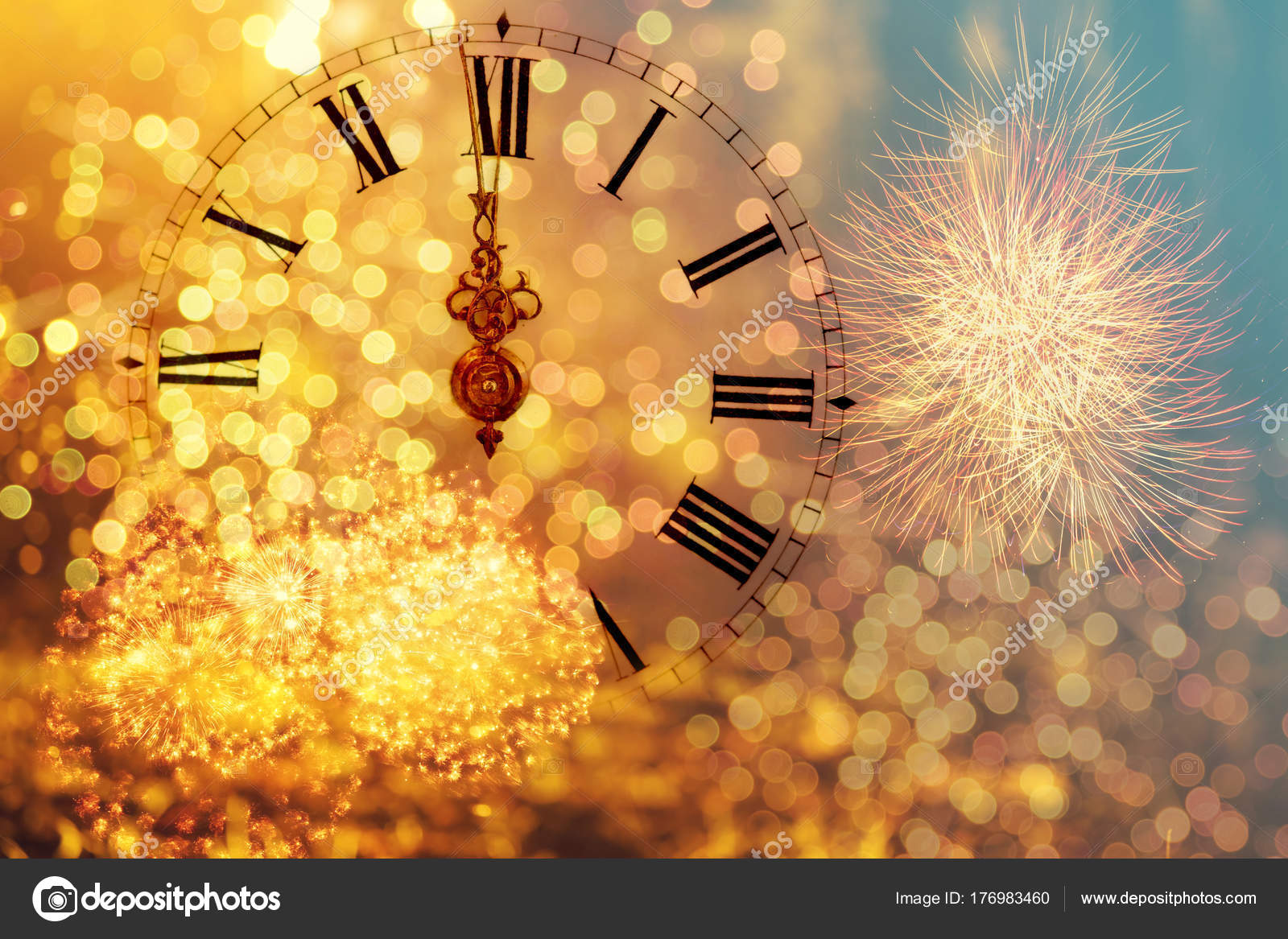 время часы пробили 12. старые новогодние часы. часы идут обратно. время часы пробили 12. время часы пробили 12.