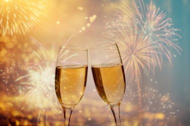 Parlak zemin üzerine şampanya bardağı