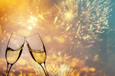 Parlak zemin üzerine şampanya bardağı