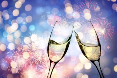 Parlak zemin üzerine şampanya bardağı