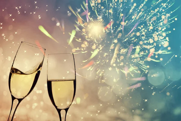 Parlak zemin üzerine şampanya bardağı