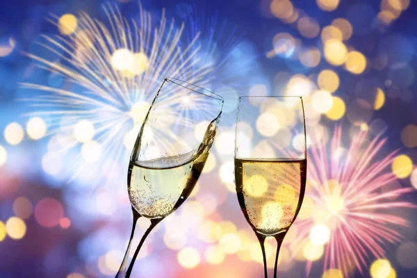 Parlak zemin üzerine şampanya bardağı