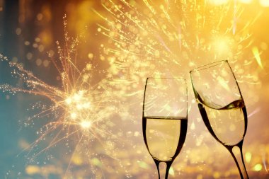 Parlak zemin üzerine şampanya bardağı