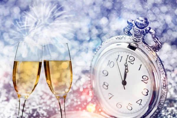 Champagne and clock on sparkling background — Stock Photo, Image