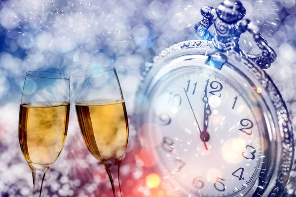 Champagne and clock on sparkling background — Stock Photo, Image