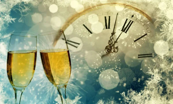 Champagne and clock on sparkling background — Stock Photo, Image