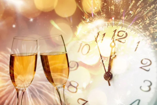Şampanya ve köpüklü arka plan üzerinde saat — Stok fotoğraf