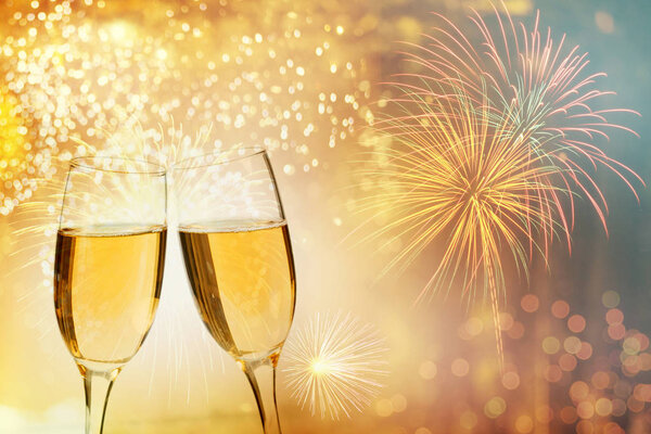 Бокалы для шампанского на блестящем фоне
