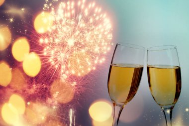 Parlak zemin üzerine şampanya bardağı