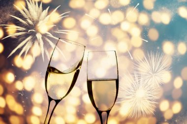 Parlak zemin üzerine şampanya bardağı