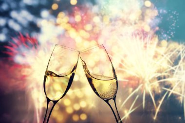 Parlak zemin üzerine şampanya bardağı