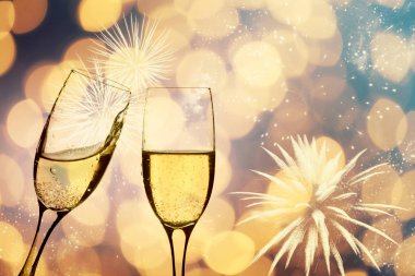 Parlak zemin üzerine şampanya bardağı