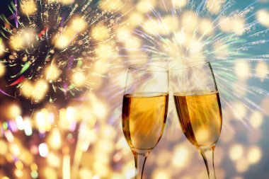 Parlak zemin üzerine şampanya bardağı