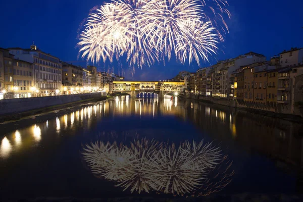 Florencja z fajerwerkami - obchody nowego roku w mieście — Zdjęcie stockowe