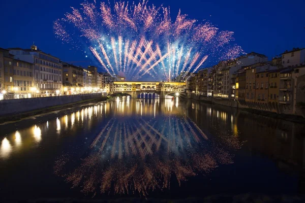 Florenz mit Feuerwerk - Silvester in der Stadt feiern — Stockfoto