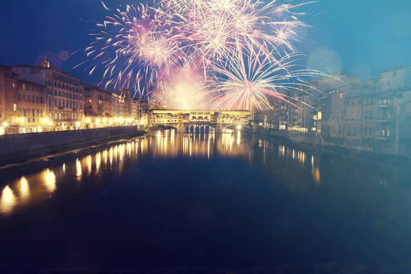 Florencia con fuegos artificiales - Celebrando el Año Nuevo en la ciudad —  Fotos de Stock