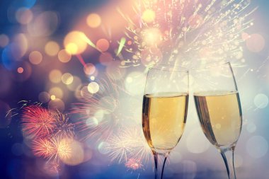 Parlak zemin üzerine şampanya bardağı