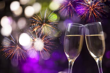 Parlak zemin üzerine şampanya bardağı