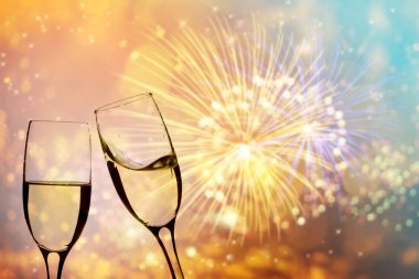 Parlak zemin üzerine şampanya bardağı