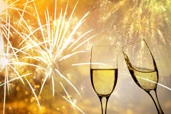 Бокалы для шампанского на блестящем фоне
