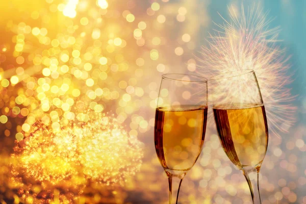 Champagneglazen op fonkelende achtergrond — Stockfoto