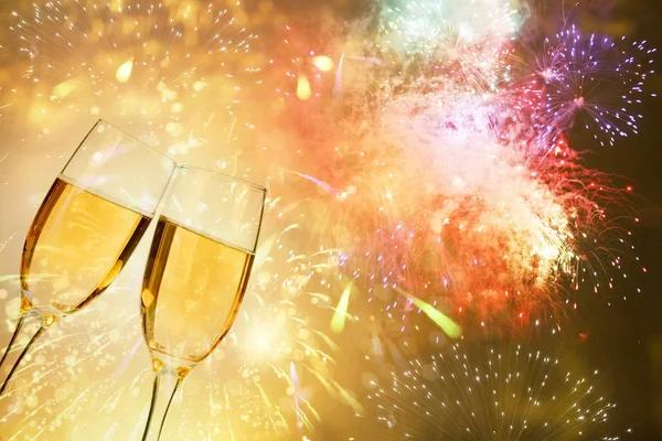 Kieliszki do szampana na tle musujące — Zdjęcie stockowe