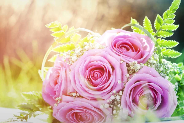 Foto di bouquet da sposa rosa — Foto Stock