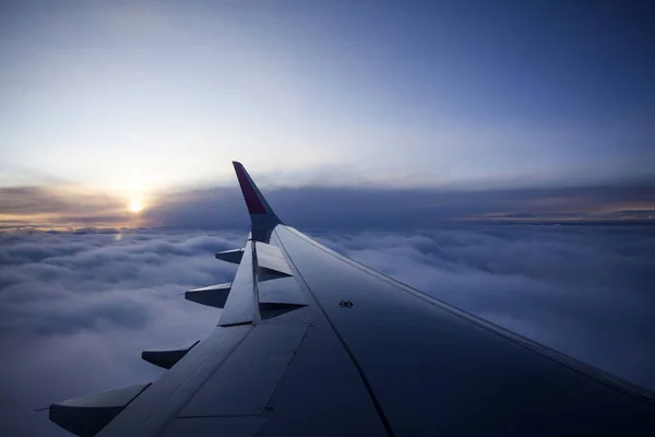 Morning sunrise with Wing of an airplane. — Stock Photo, Image