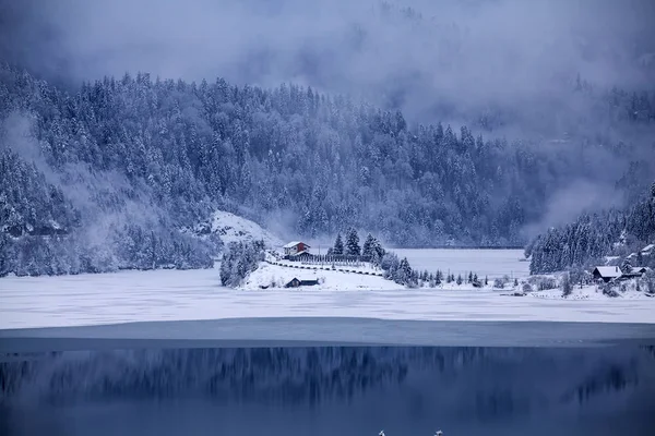 Зимой озеро — стоковое фото