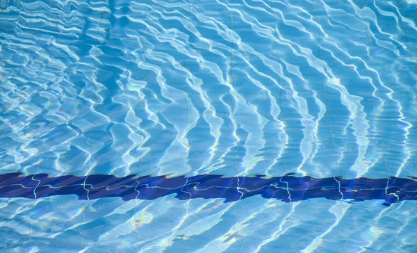 Блакитна вода в просочуванні басейну — стокове фото