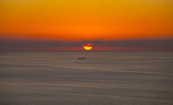 Bateau au beau coucher de soleil sur la mer — Photo