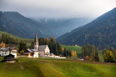 Santa Maddalena köy kilisesi manzaralı yeşil alp vadisi,