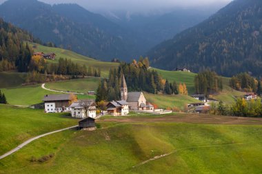 Santa Maddalena köy kilisesi manzaralı yeşil alp vadisi,