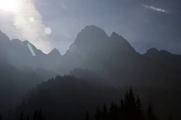 Dolomitberg på morgonen dimma. — Stockfoto