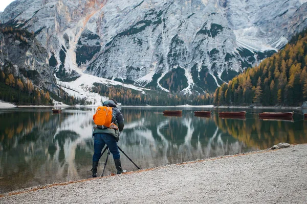 Turysta nad jeziorem Braies, jednym z najpiękniejszych jezior w D — Zdjęcie stockowe