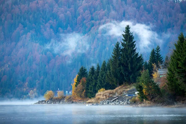 Linda paisagem outonal com nevoeiro sobre o lago . — Fotografia de Stock