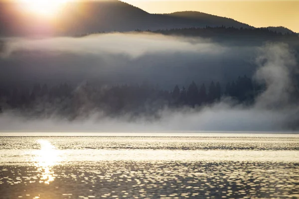 美丽的秋天风景，湖面上笼罩着浓雾. — 图库照片