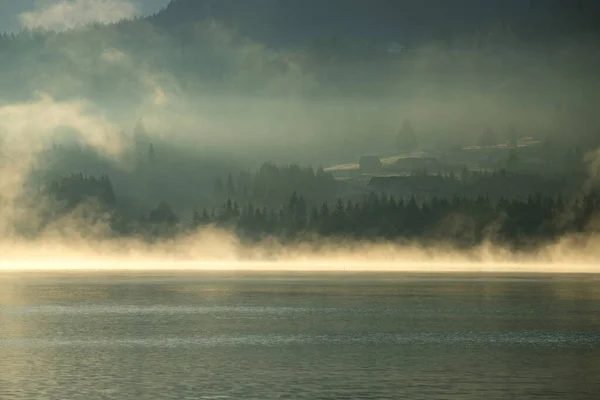 美丽的秋天风景，湖面上笼罩着浓雾. — 图库照片