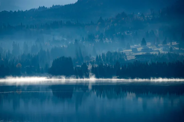 Precioso paisaje otoñal con niebla sobre el lago . —  Fotos de Stock