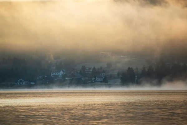 Schöne herbstliche Landschaft mit Nebel über dem See. — Stockfoto