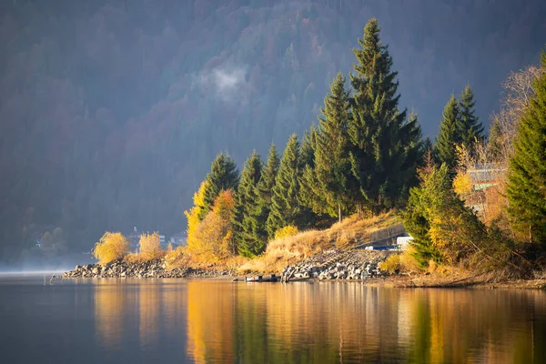 Linda paisagem outonal com nevoeiro sobre o lago . — Fotografia de Stock